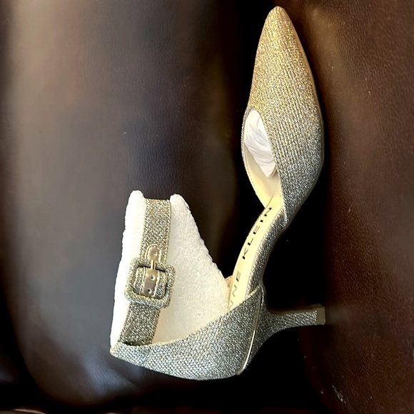 Anne Klein Women’s Fabulist Pump. Platinum color. Worn once. Like new. Size 6. - Picture 2 of 5